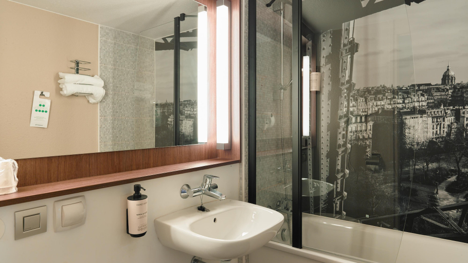 Bathroom 5, Kyriad Sannois - Ermont, Val-d'Oise
