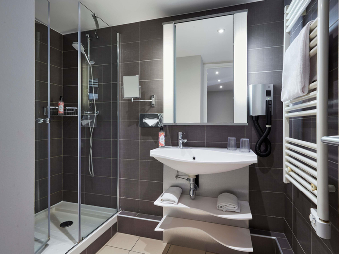 Bathroom 3, Aparthotel Adagio Aix en Provence Centre, Bouches-du-Rhône