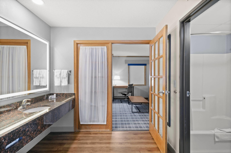 Bathroom 4, AmericInn by Wyndham Virginia, Saint Louis