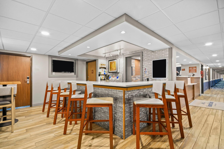 Food & Drinks 5, AmericInn by Wyndham Virginia, Saint Louis