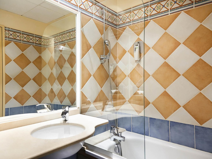 Bathroom 4, ibis Styles Arles Palais des Congrès, Bouches-du-Rhône