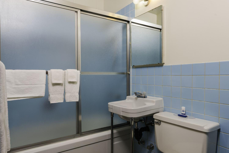 Bathroom 3, The New Cavalier Inn, Division No. 11