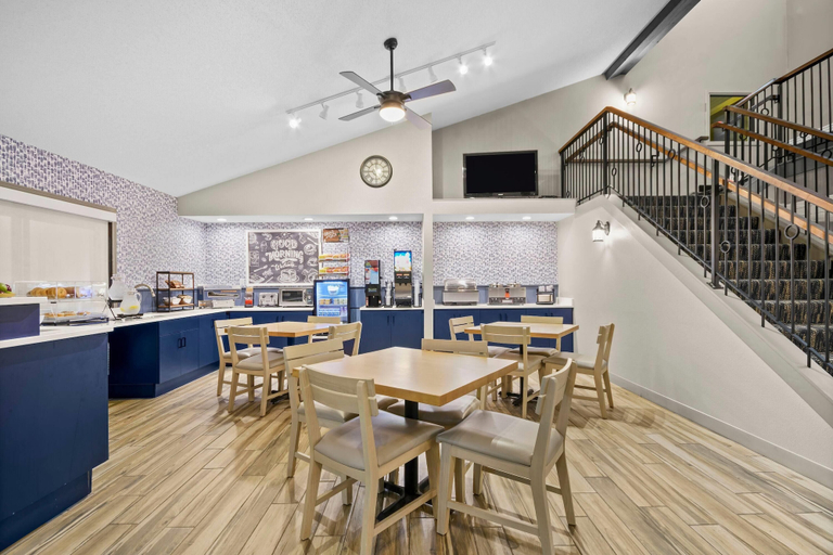 Food & Drinks 5, AmericInn by Wyndham Virginia, Saint Louis