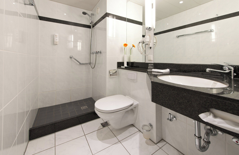 Bathroom 5, Leonardo Hotel Heidelberg, Heidelberg