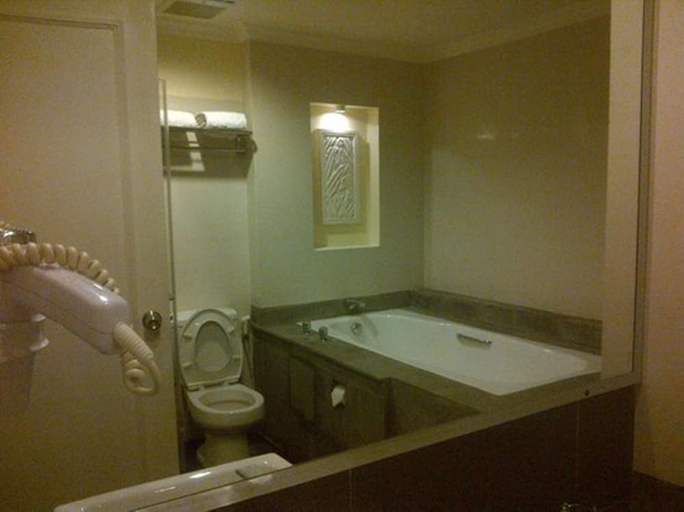 Bathroom 4, Harmoni One Convention Hotel & Service Apartments, Batam