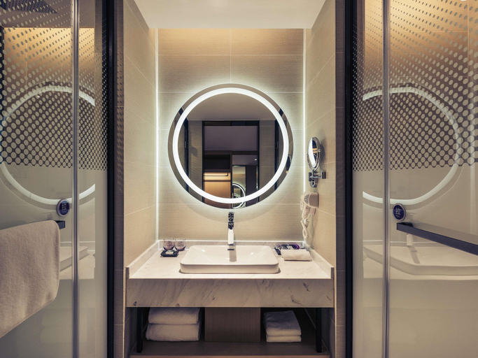 Bathroom 5, Mercure Shanghai Hongqiao Railway Station, Shanghai