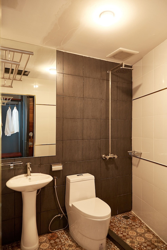 Bathroom 3, W22 by Burasari, Samphantawong