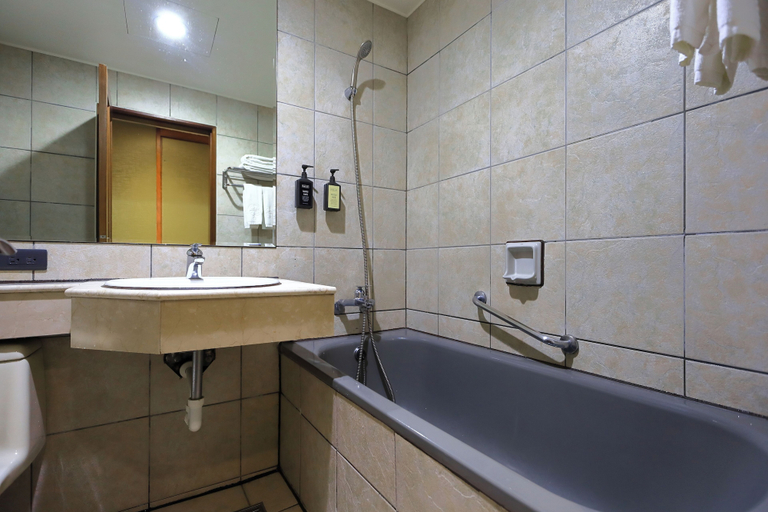 Bathroom 4, Han She Hotel, Taipei City