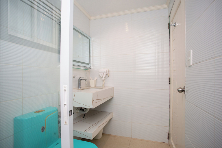 Bathroom 3, La Suerte Inn, Malay