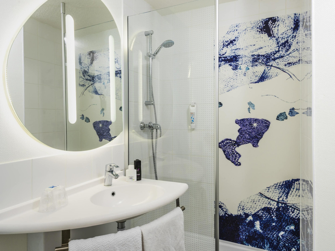 Bathroom 5, ibis budget Paris Porte de Bercy, Val-de-Marne