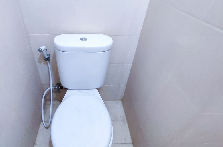 Bathroom 3, Apartmen Serpong GreenView byRuangNyaman, South Tangerang