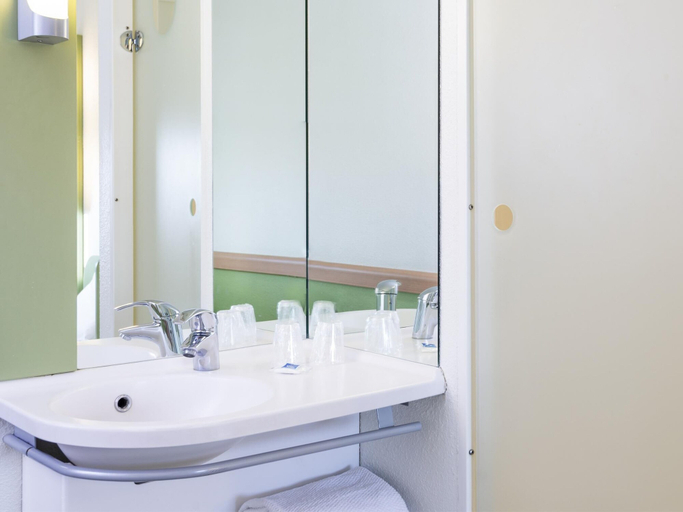 Bathroom 4, ibis budget Lyon Gerland, Rhône
