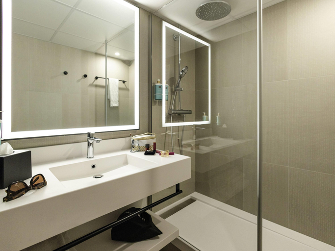 Bathroom 5, Novotel Paris Suresnes Longchamp, Hauts-de-Seine