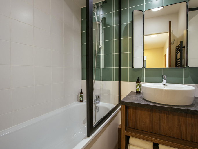 Bathroom 5, Aparthotel Adagio Paris Buttes Chaumont, Paris