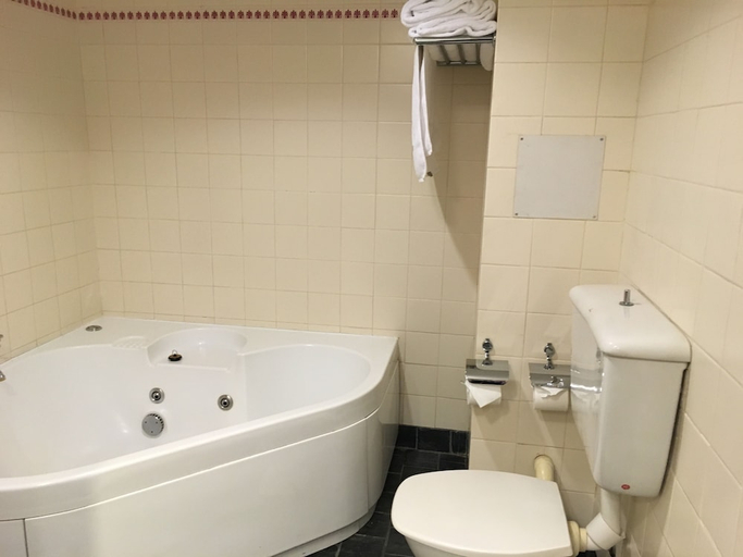 Bathroom 3, ALBURY MANOR HOUSE, Albury