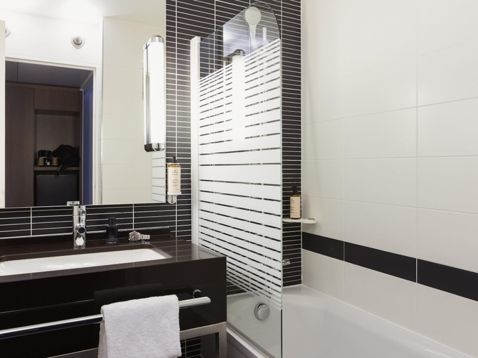 Bathroom 5, Novotel Bordeaux Centre Gare Saint Jean, Gironde