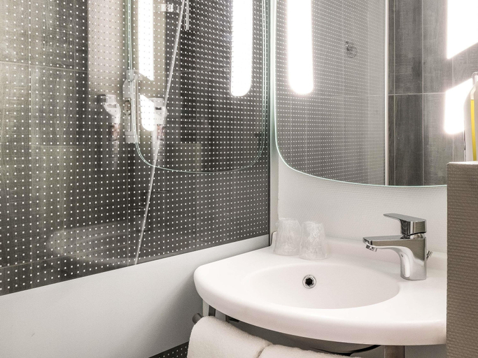 Bathroom 4, ibis Cannes Plage La Bocca, Alpes-Maritimes