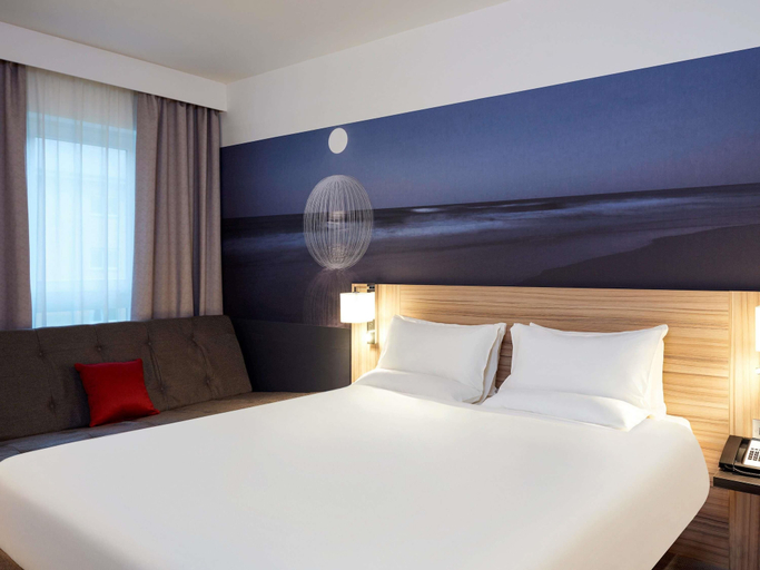 Bedroom 3, Novotel London Stansted Airport, Essex