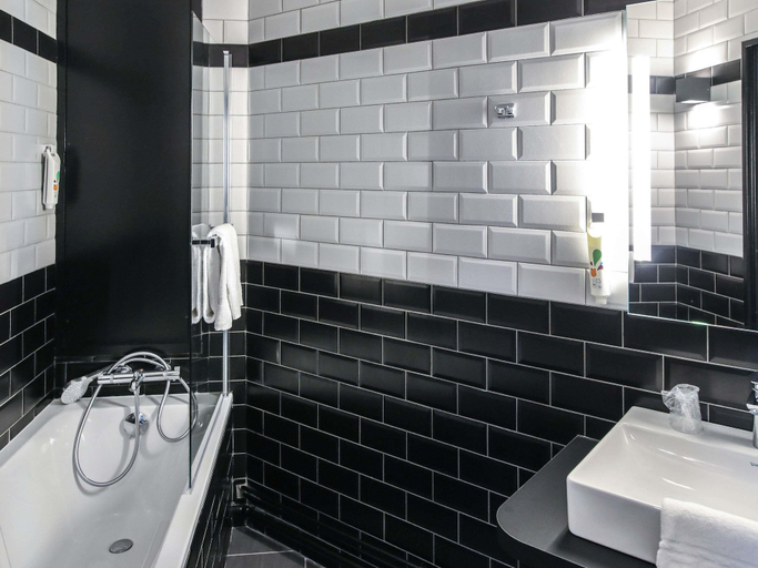 Bathroom 4, ibis Styles Clermont-Ferrand République, Puy-de-Dôme