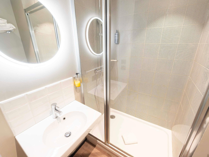 Bathroom 4, ibis Styles Paris 16 Boulogne, Hauts-de-Seine