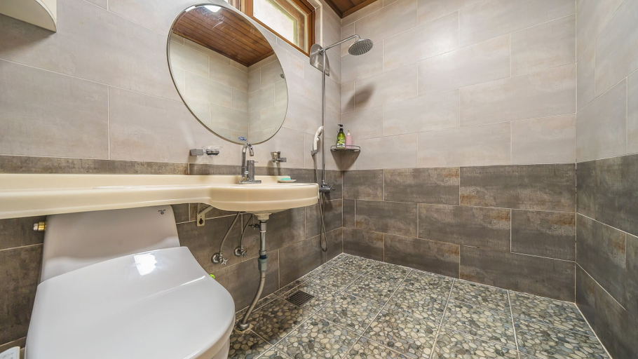 Bathroom 3, Inje Leenchung Pension, Inje