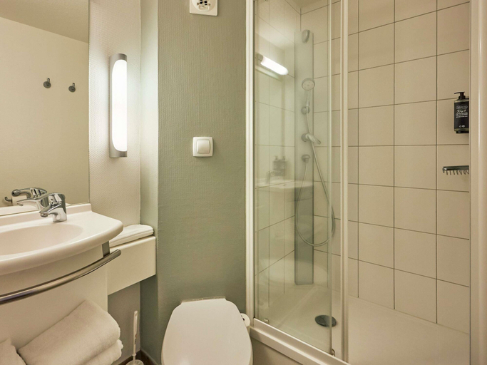 Bathroom 5, ibis budget Lisieux, Calvados