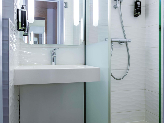Bathroom 5, ibis Styles La Rochelle Centre Vieux Port, Charente-Maritime