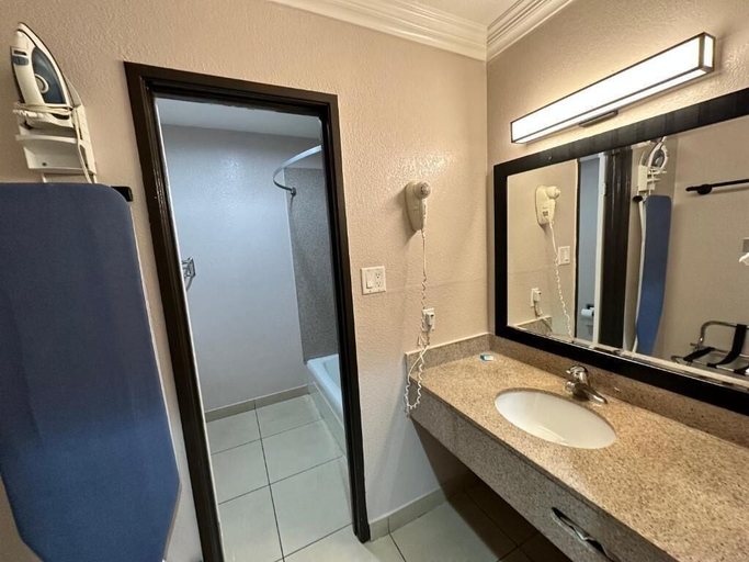 Bathroom 4, Super 8 by Wyndham Mesa Downtown Near Convention Center, Maricopa