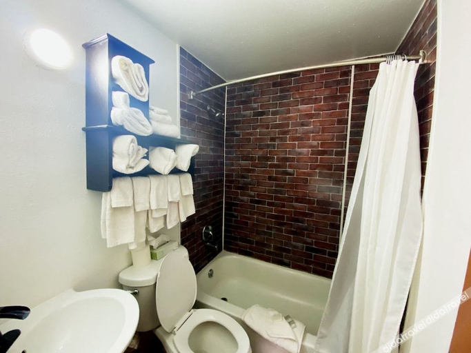 Bathroom 3, Rainbow Lodge, Rio Grande