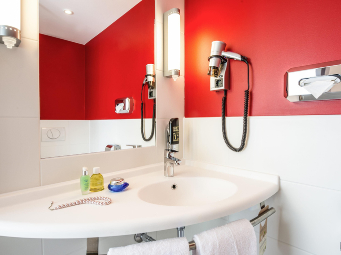 Bathroom 5, ibis Muenchen Airport Sued, Freising