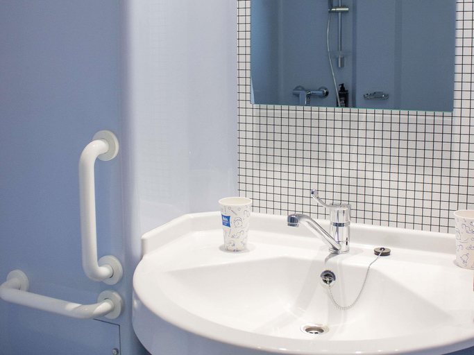 Bathroom 5, ibis budget Lunel Porte de Camargue, Gard