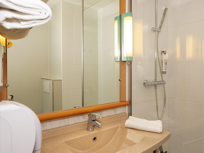 Bathroom 3, ibis Saint Die des Vosges, Vosges