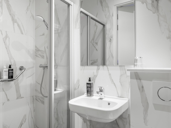 Bathroom 5, ibis Styles Amsterdam City, Amsterdam