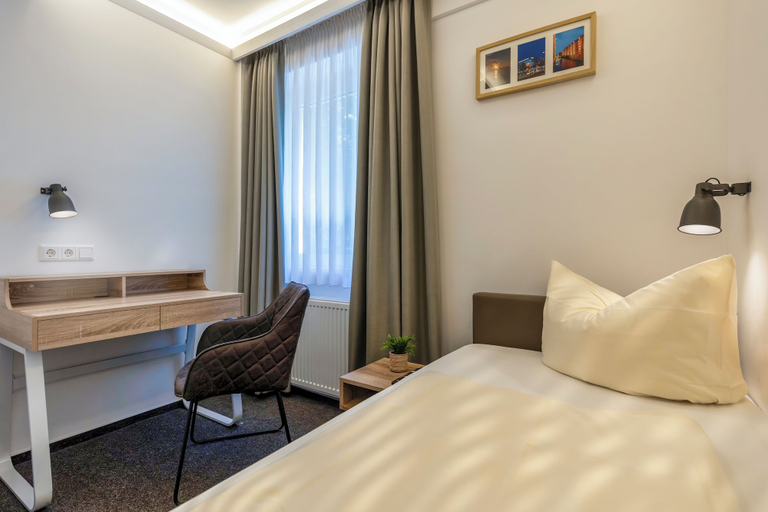 Bedroom 3, Auto-Parkhotel, Hamburg
