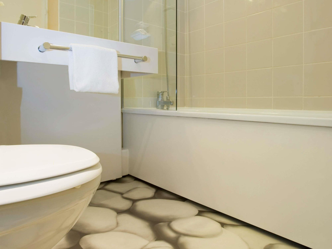 Bathroom 5, ibis Styles Bordeaux Aéroport Mérignac, Gironde