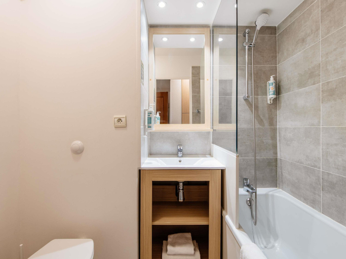 Bathroom 4, Aparthotel Adagio Access Marseille Prado Perier, Bouches-du-Rhône