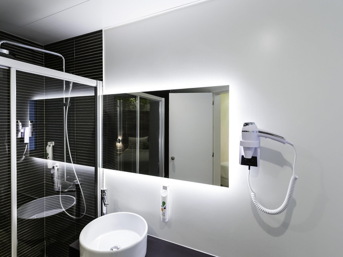 Bathroom 4, ibis Styles Lisboa Centro Marquês de Pombal, Lisbon