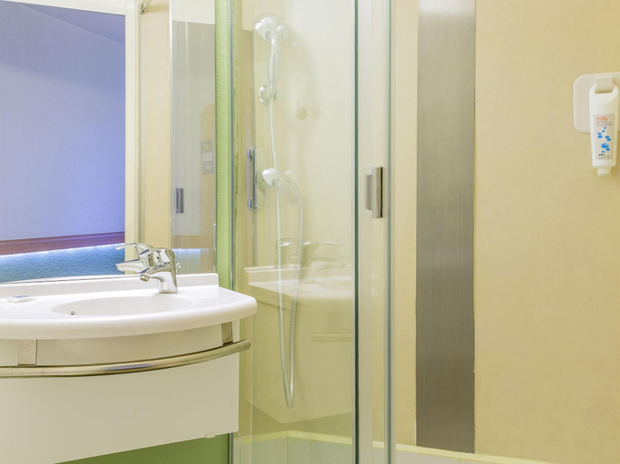 Bathroom 5, ibis budget Nantes Nord Saint-Herblain, Loire-Atlantique