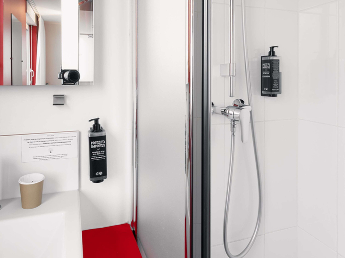 Bathroom 4, ibis Styles Vannes Gare Centre, Morbihan