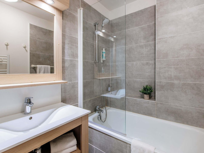 Bathroom 4, Aparthotel Adagio Access Marseille Prado Perier, Bouches-du-Rhône