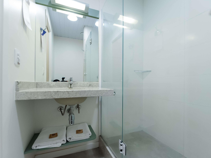 Bathroom 4, ibis budget Blumenau, Blumenau