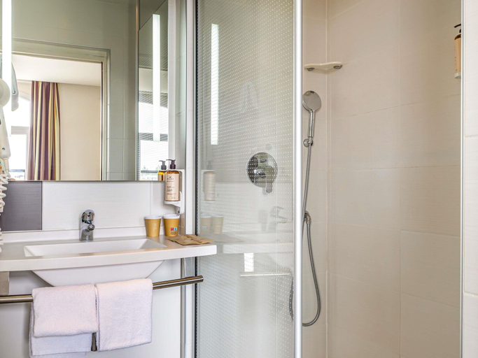 Bathroom 5, Mercure Lille Roubaix Grand Hotel Hotel, Nord