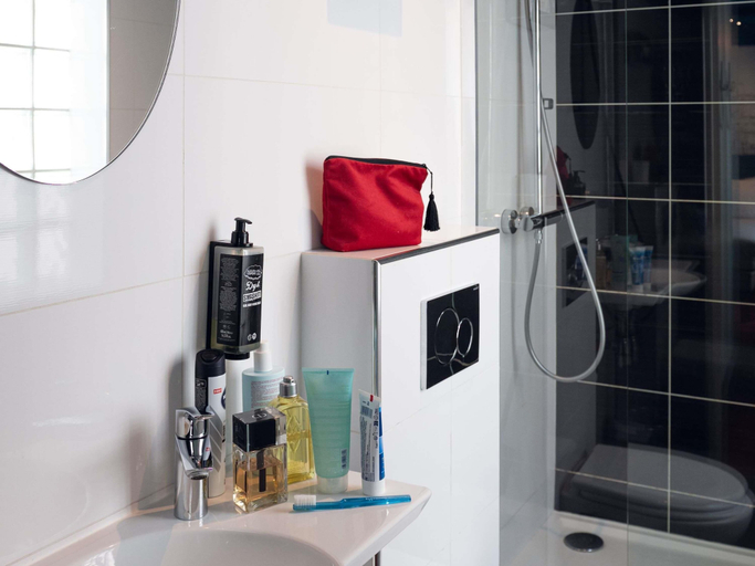 Bathroom 5, Ibis Styles Paris Batignolles, Paris