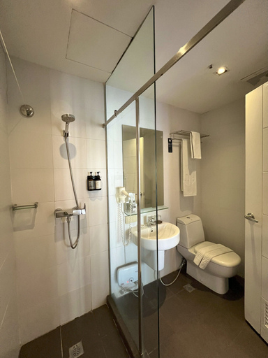 Bathroom 5, KL Serviced Residences Managed by HII, Makati City