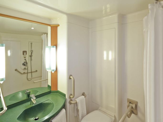 Bathroom 5, ibis London Thurrock M25, Thurrock