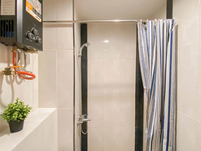 Bathroom 5, Restful and Elegant Studio at Grand Kamala Lagoon Apartment By Travelio, Bekasi