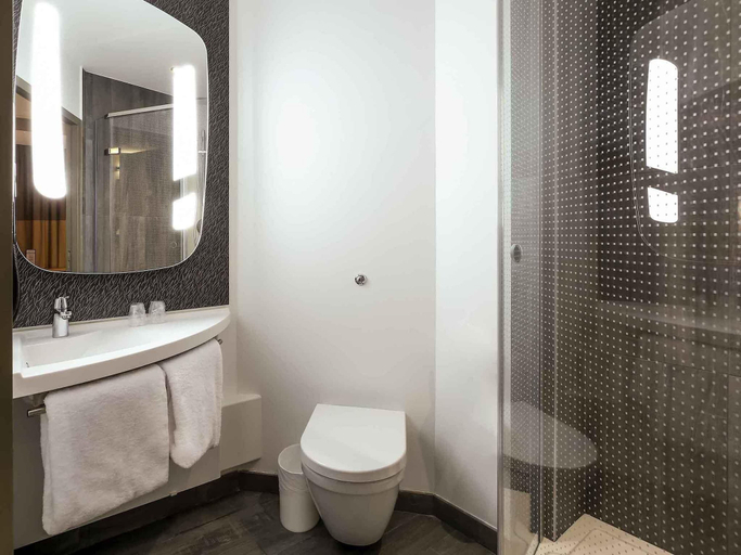 Bathroom 5, ibis Niort Est Mendes France, Deux-Sèvres