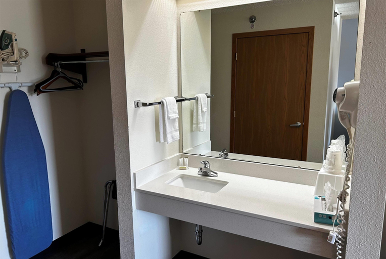 Bathroom 4, Super 8 by Wyndham Ida Grove, Ida