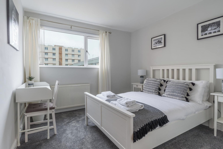 Others 2, Howick House-sleeps 5-pet Friendly-parking-garden, Newcastle upon Tyne
