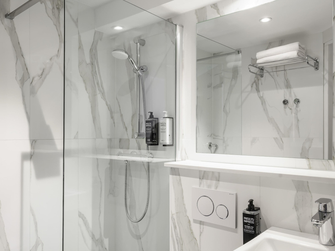 Bathroom 5, ibis Styles Amsterdam City, Amsterdam